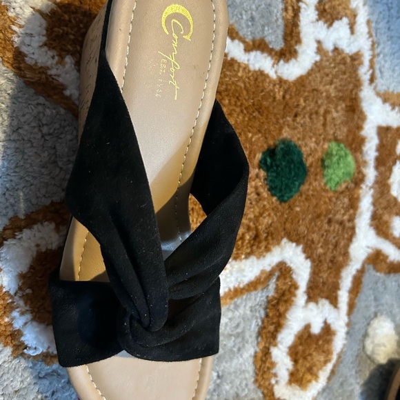 Bought at TJMax 34.99 size 9 - Picture 3 of 4